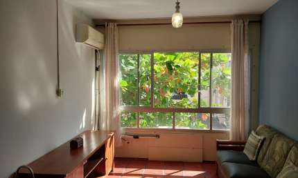 Apartamento amplo, iluminado, a poucos metros da praia Pitangueiras.