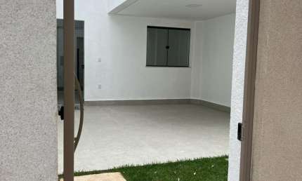 Casas planas, bem localizadas no bairro Grã Duquesa