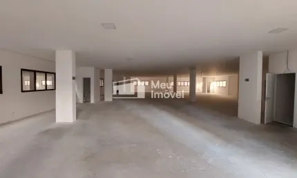 Ponto Comercial com 560m² de Vão Livre e 30 Vagas Cobertas – Locação | Região Central de São José dos Campos/SP