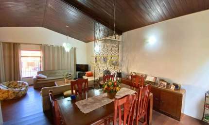 Casa com 3 Quartos e 2 banheiros à Venda, 180 m² por R$ 785.000
