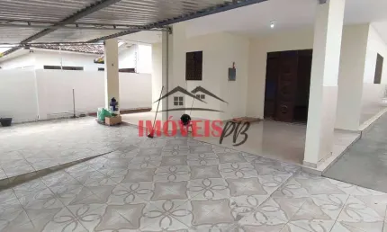 Casa em uma das principais ruas do Cristo com ótima localização.