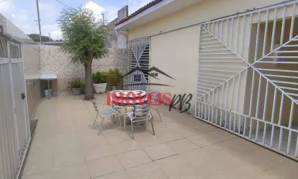 Casa no bairro do Valentina bem localizada com 3 quarto sendo 2 suítes.