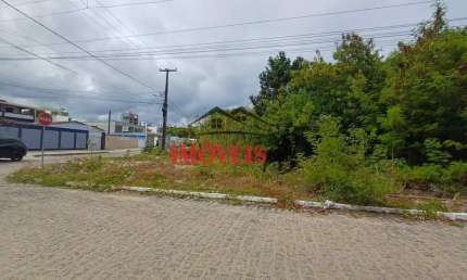 Terreno de esquina com acesso calçado próximo a praia.