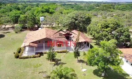 Granja beira de pista com 5.5 hectares próximo às praias e a Capital.