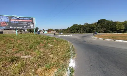 Cabeça de quadra no encontro de 4 avenidas movimentadas perto da Av. Rio Verde. Aluga sem fiador.