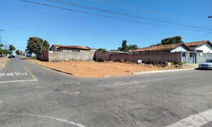 Lote Comercial de esquina em frente a Igreja Cristo Rei. Aluga sem fiador.
