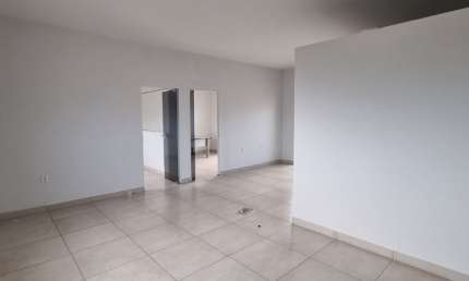 Sala comercial em Frente o Terminal do Garavelo. Aluga sem fiador.