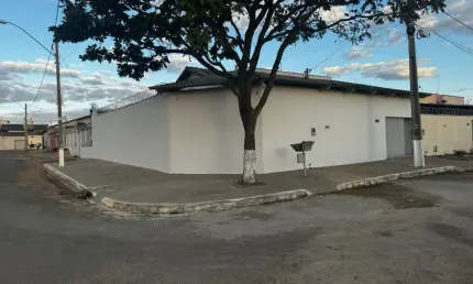 Casa 3 Quartos de Esquina com piscina na região do Portal Sul Shopping