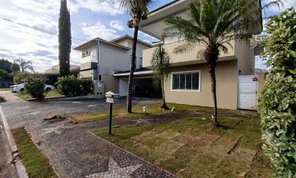 Sobrado 4 suítes em condomínio de luxo. Aluga sem fiador.