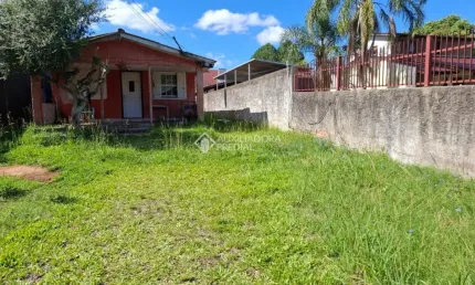 Terreno a venda com ótima testada e excelente posição solar. casa não averbada em cima de m² ap155,00 roximadamente. próximo a vários comércios e outras atividades no bairro.