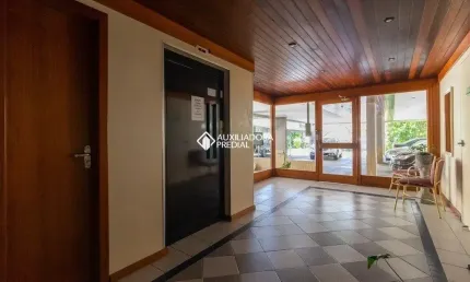 EXCELENTE 2 DORMITÓRIOS, BOX ESCRITURADO, ELEVADOR E DESOCUPADO NO MENINO DEUS.