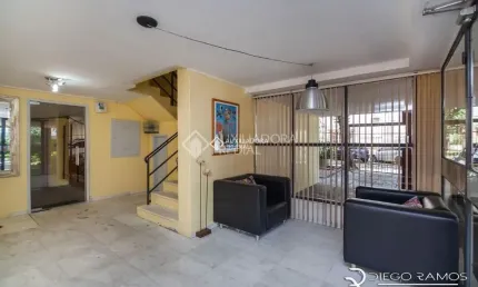Ótima oportunidade de compra. Apartamento de 02 quartos,  com dependência de empregada completa,  bem espaçoso.  Sala de estar com 2 ambientes,  piso de tabuão original em todo o apartamento. Cozinha 