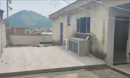 Vendo excelente casa linear em senador camara prox da praça da honra!