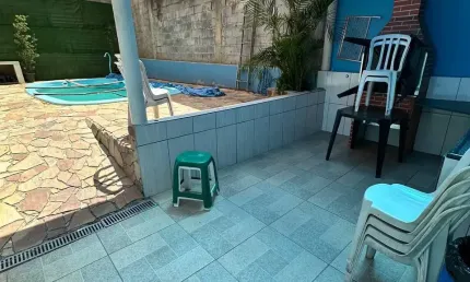 Linda casa com piscina a venda em Itaquaquecetuba, ótima opção de investimento de locação de festas!