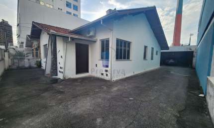 Ampla casa, sozinha no terreno, bem arejada e ventilada, no centro de Itajaí