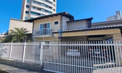 Sobradocom 150m² no Centro de Itajaí/SC - 3 quartos e amplos espaços para sua família!