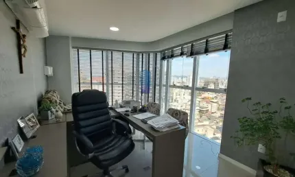 Sala  com 6 ambientes no Centro em prédio Comercial
