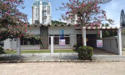 Ampla casa de 4 quartos no bairro Dom Bosco, bem na divisa com o bairro Ressacada