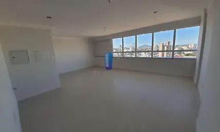Sala Comercial no Centro de Itajaí - Oportunidade Única!