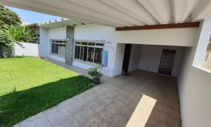 Ampla casa de 4 quartos no bairro Dom Bosco, bem na divisa com o bairro Ressacada
