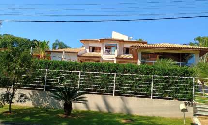 Linda casa em condomínio com vista de frente ao lago maravilhoso.