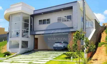 Casa de esquina com arquitetura contemporânea em Condomínio de Bragança Paulista/SP