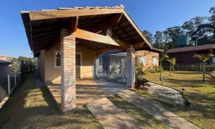 Muito charme e natureza nessa Chácara semi mobiliada em um condomínio fechado!!