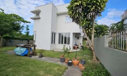 Descubra a sua nova casa em barra da lagoa, florianópolis! localizada na avenida cidade de córdoba, esta charmosa residência de 120,54 m² oferece um ambiente perfeito para sua família. com 3 dormitóri