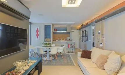 Descubra esta incrível cobertura à venda no edifício ilha razolli, localizado na rua lauro linhares, trindade, florianópolis. com 138,83 m² de área privativa, essa propriedade mobiliada oferece todo o