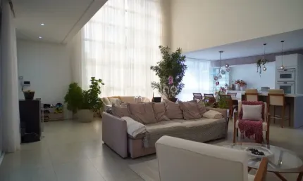 Descubra o seu novo lar em jurerê, uma das áreas mais desejadas de florianópolis! esta espaçosa casa de 354,4 m² foi projetada para oferecer conforto e elegância. com 4 suítes, cada uma repleta de aco