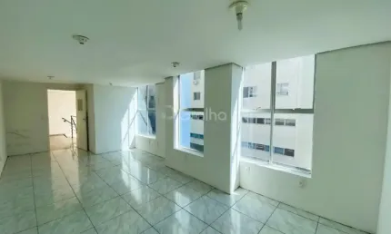 Conheça esta ampla loja à venda no solar da araguaia, situada no coração do centro de florianópolis. com uma área privativa de 288,06 m² e uma área total de 347,06 m², este espaço oferece grandes poss