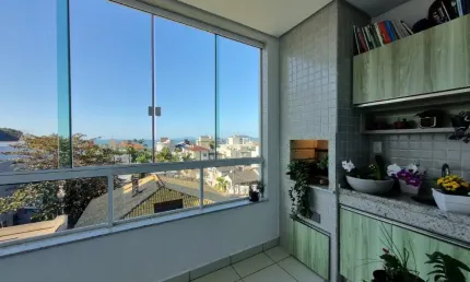 Este espaçoso apartamento de 3 quartos, sendo 1 suíte, oferece um ambiente perfeito para a sua família. com uma vista deslumbrante para o mar e uma área privativa de 105,75 m², você poderá desfrutar d