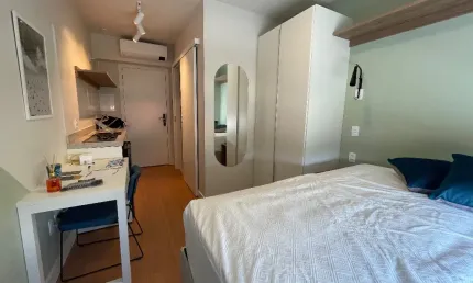 Stúdio localizado no parkside carvoeira, em florianópolis. com uma área privativa de 16 m², o imóvel conta com armário embutido e banheiro social. o condomínio oferece comodidades como elevador, porta