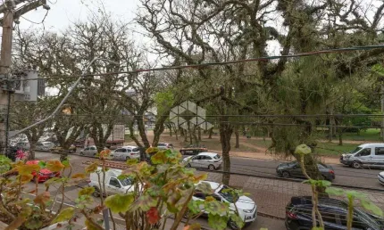 Apto a venda de 3 dormitórios, 1 suíte e vaga  em  frente a Praça da Redenção