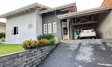 Casa com 3 quartos e uma bela área de lazer para aproveitar com sua família!!
