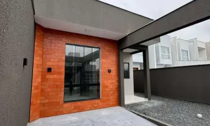 Geminado com 03 quartos e amplo terreno nos fundos!