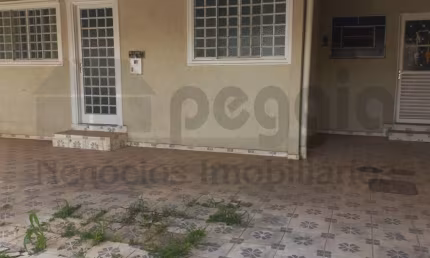 Casa à Venda – Oportunidade com Duas Residências no Lote