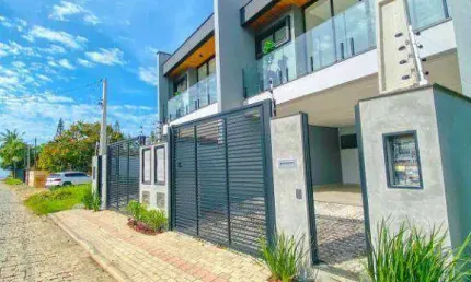 Sobrado com 3 Suítes à venda, 150 m² por R$ 890.000 - Itacolomi - Balneário Piçarras/SC