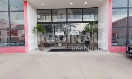Salão comercial para locação no bairro Ponte Preta, em Campinas. Com frente de 18,30 metros, 737 m² de terreno e 656 m² de construção.