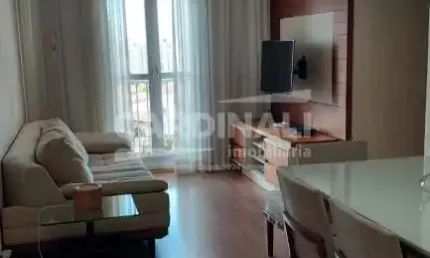 Apartamento de 80 m², com dois dormitórios, dois banheiros e cozinha integrada à área de serviço, oferecendo espaços amplos e bem distribuídos.