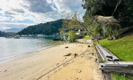 Casa frente mar em angra dos reis com piscina, sauna e vaga para barco e praia n
