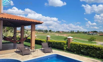 Bela casa de campo em condomínio com total infraestrutura