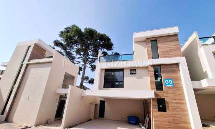 Casa em Condomínio em Localização Privilegiada em Santa Felicidade!