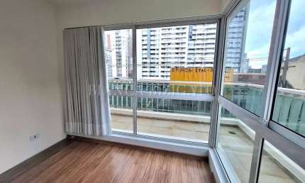 Apartamento de 1 Dormitório com Sacada em L, Condomínio Clube, no Centro!