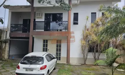 Casa com 5 Dormitórios  para Venda no bairro Centro em Camboriú/SC