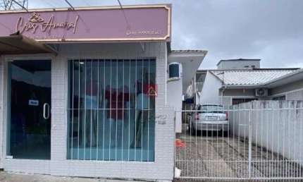 CASA MOBILIADA DE TRÊS QUARTOS COM SUÍTE O BAIRRO PASSA VINTE EM PALHOÇA