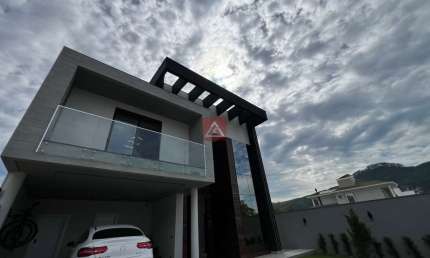 CASA NO RESIDENCIAL DELTAVILLE DE TRÊS SUÍTES COM PISCINA E MOBILIADA