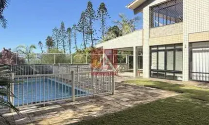 CASA DE ALTO PADRÃO COM SAÍDA PARA PRAIA NO MORRO DAS PEDRAS