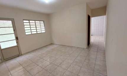 Casa com 2 quartos para alugar na Rua Governador Armando Sales de Oliveira, 228, Residencial Santo Stéfano, Salto por R$ 1.550