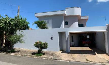Casa com 3 quartos à venda na Rua Portugal, 757, Jardim Celani, Salto por R$ 850.000